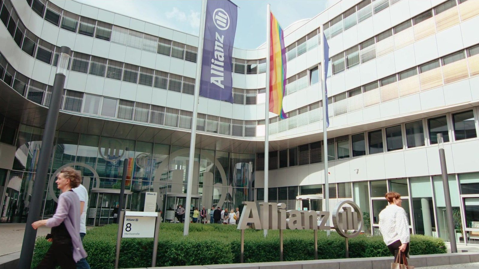 Allianz Firmengebäude mit Logo und Fahnen im Innenhof