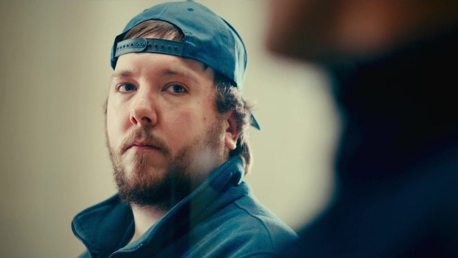 Konzentrierter Lagermitarbeiter mit blauer Cap im Portrait