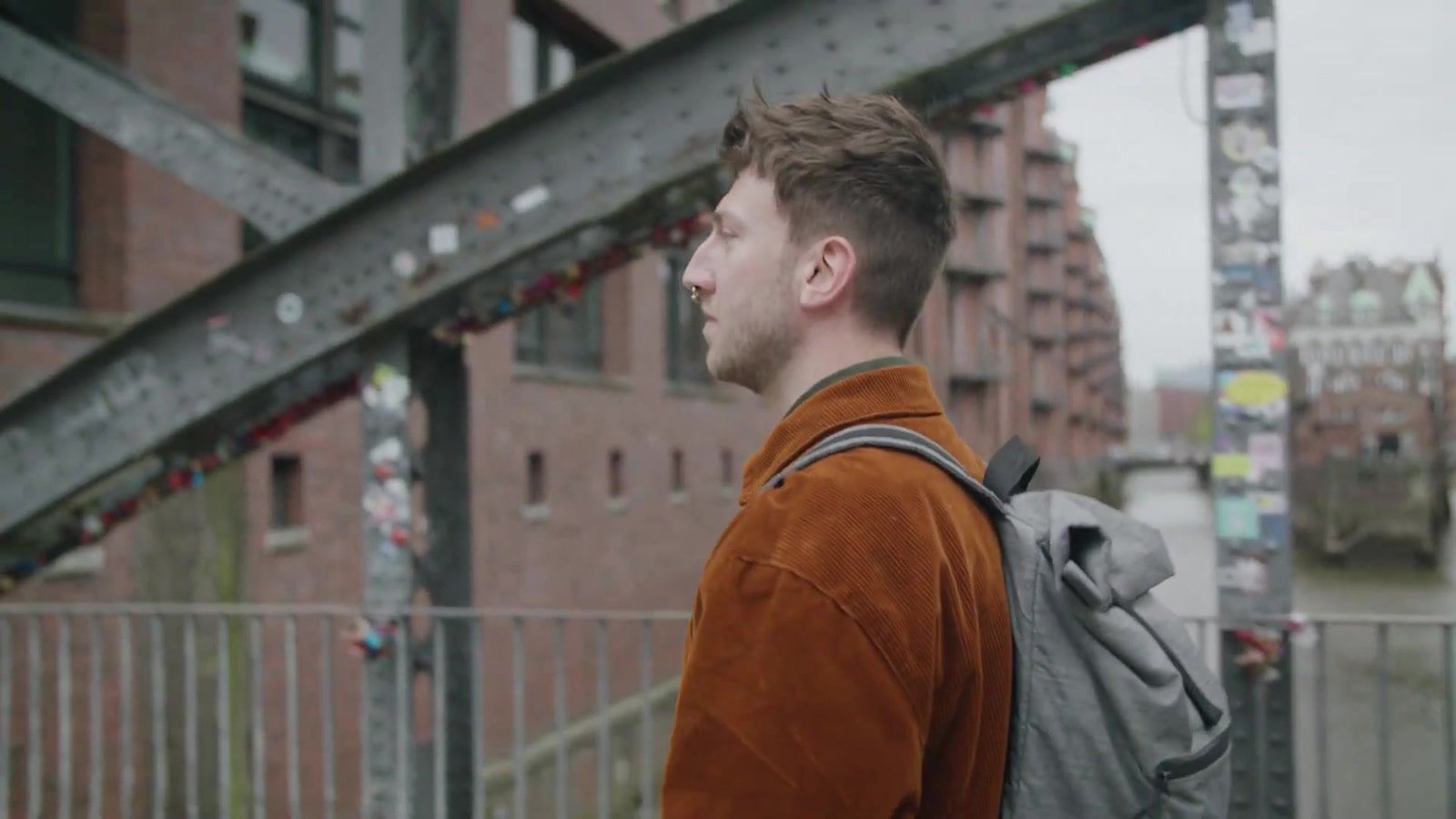 Mathis Förster mit Rucksack auf einer Brücke in der Hamburger Speicherstadt